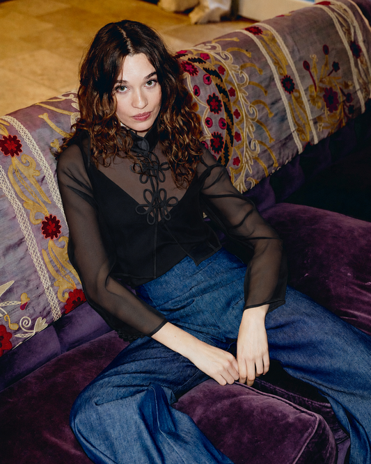 Juliet Chaquet in Noir